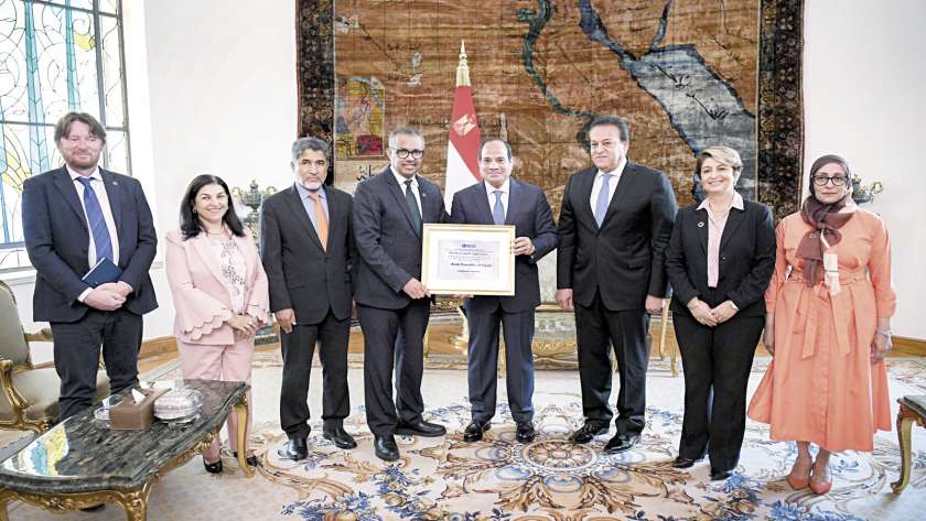 الرئيس السيسي يتسلم شهادة خلو مصر من فيروس سي من مدير عام منظمة الصحة العالمية