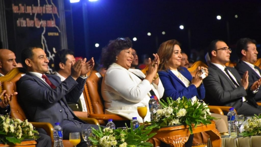 وزيرة الثقافة ومحافظ دمياط مع 5000 مشاهد في «صيف بلدنا» برأس البر  