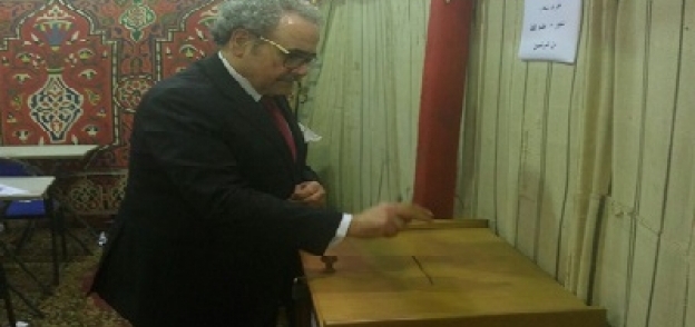الدكتور علاء عبد الهادي يدلي بصوته في انتخابات اتحاد الكتاب