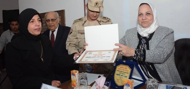"آداب الإسكندرية" تكرم 25 من أمهات الجيش والشرطة