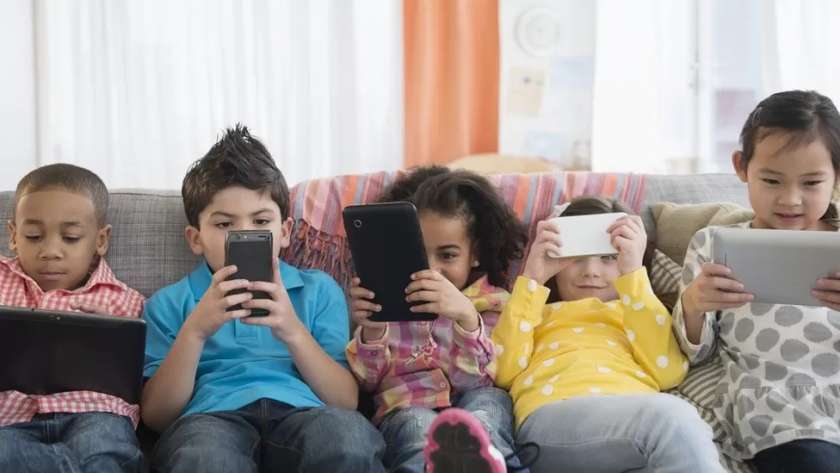أطفال ينظرون إلى شاشات الأجهزة اللوحية