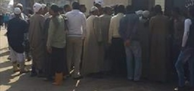 بالصور| أهالي كفر الدوار يتجمهرون أمام مركز الشرطة لتعويضهم عن غرق أراضيهم