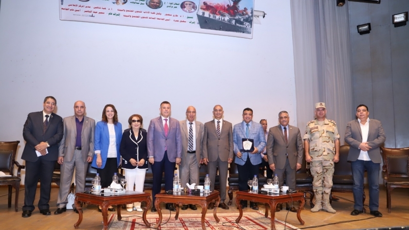 رئيس جامعة عين شمس يكرم أبطال حرب إيلات