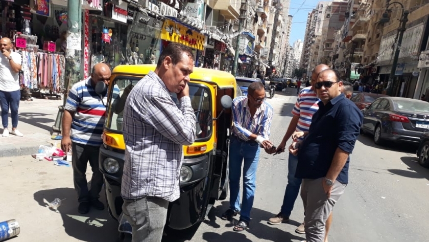 حملات للتخفظ على التكاتك في شوارع الإسكندرية