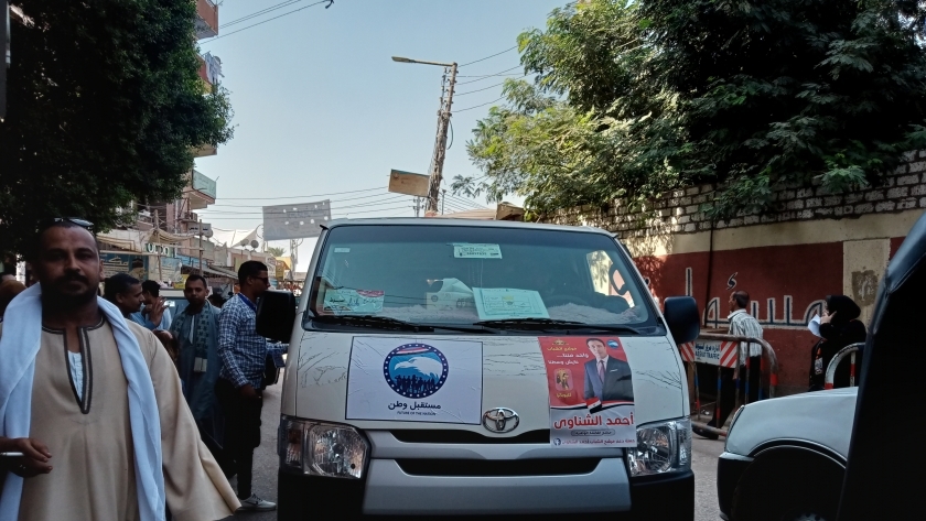 سيارات لنقل الناخبين مجانا للجان انتخابات النواب في أسيوط