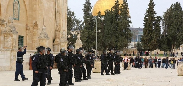 الشرطة الإسرائيلية تساعد المستوطنين في اقتحام الأقصى