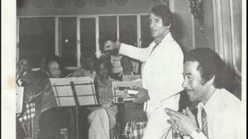عبدالحليم حافظ ومحمد الموجي أثناء بروفة إحدى أغانيهما