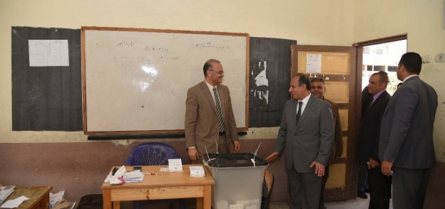 محافظ الإسكندرية يتفقد اللجان الانتخابية قبل اغلاقها بساعات