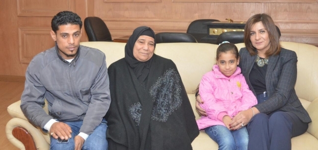 وزيرة الهجرة تستقبل أسرة "شهيد الشهامة" للاطمئنان على أحوالهم المعيشية