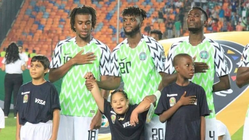 أطفال متلازمة داون مع لاعبي نيجيريا