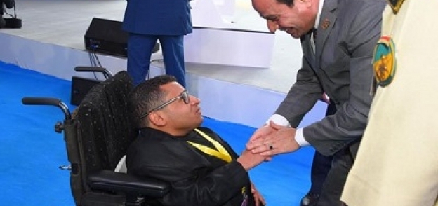 الرئيس عبدالفتاح السيسي يربط على يد أحمد رأفت