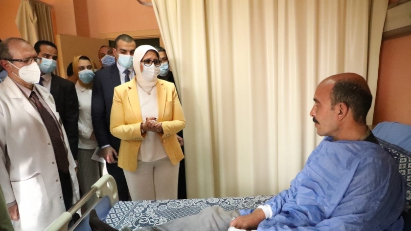 وزيرة الصحة تزور مصابي حادث قطار بنها .. ونقل 3 مصابين إلى معهد ناصر