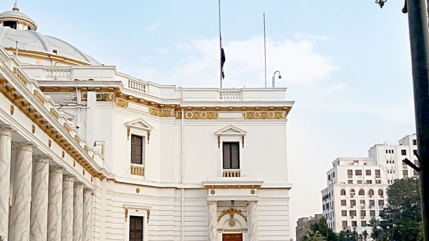 مجلس النواب ينكس العلم حداد على وفاة السلطان قابوس