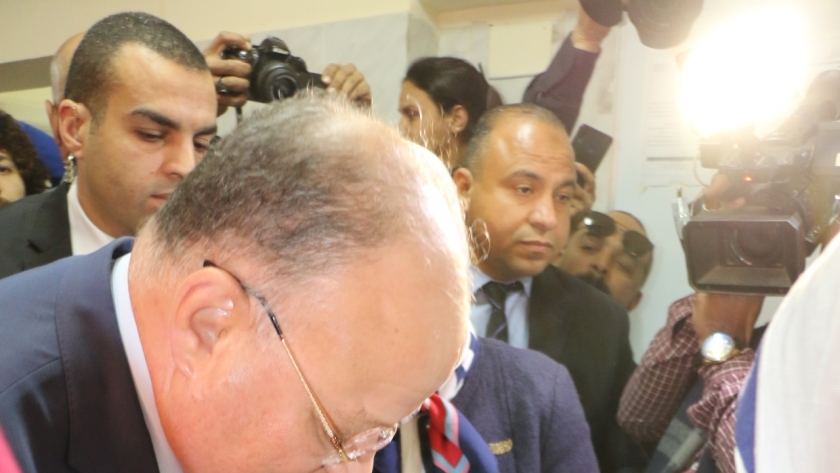 محافظ القاهرة ووزيرة الصحة فى حملة التطعيم
