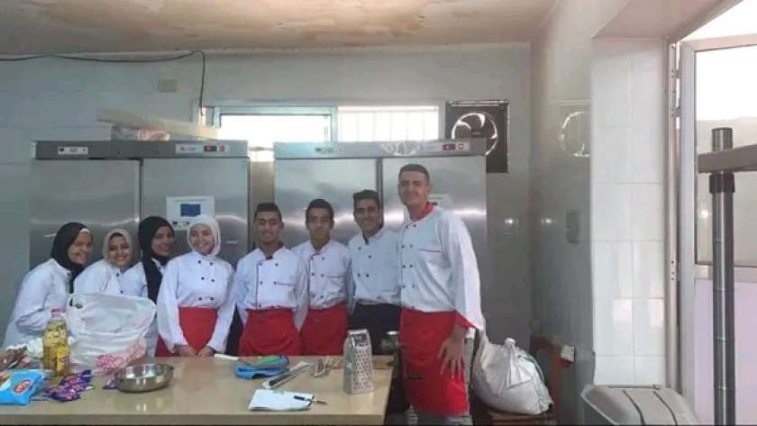 طلبة المدارس الفندقية بالجيزة خلال تصنيع الكعك والبسكويت