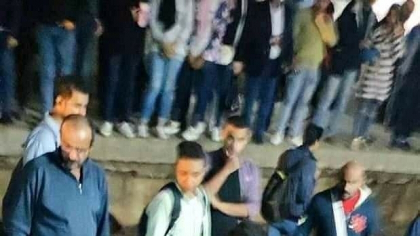 إصابة طفل أثناء سقوطه من قطار أبو قير بالإسكندرية
