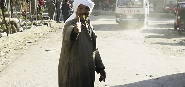 «عبدالمنعم» يطلق صفارته لتوجيه السيارات