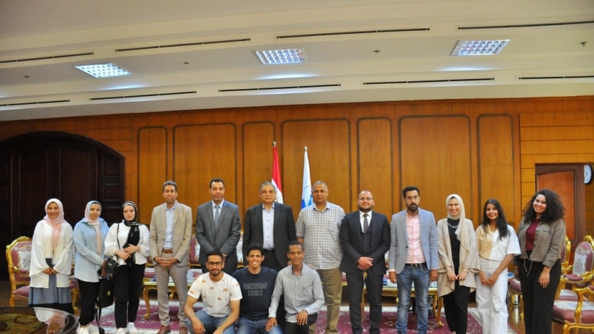 رئيس جامعة كفر الشيخ مع الفائزين بمنتدى الحوسبة