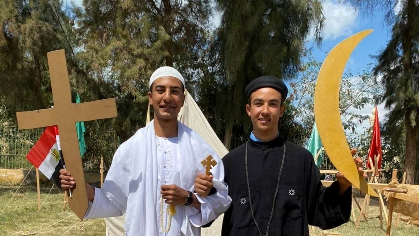 رفع الهلال مع الصليب في جامعة المنيا