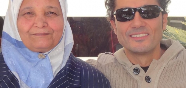 خالد النبوي مع والدته