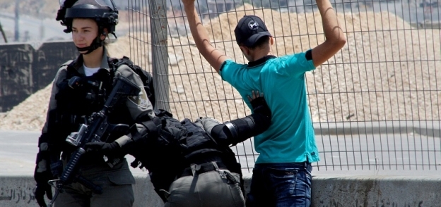 الاحتلال يعتقل 21 فلسطينيا بالضفة