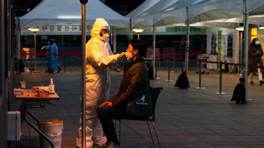 إجراء مسحة فيروس كورونا في الصين