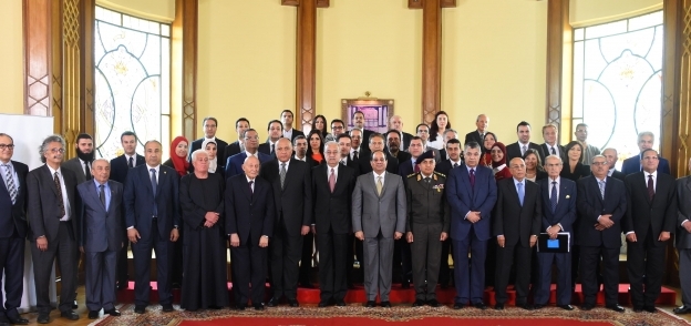 الرئيس عبد الفتاح السيسى فى صورة تذكارية مع الحضور