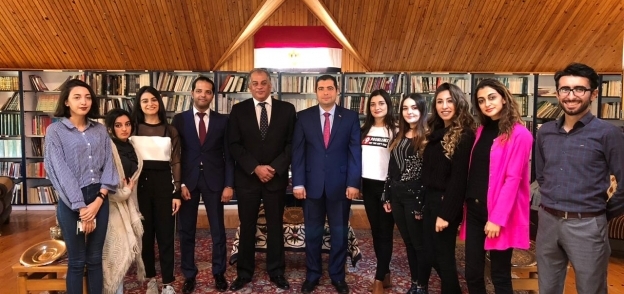 السفير عادل إبراهيم مع وفد شباب أذربيجان المشارك بمنتدى شباب العالم
