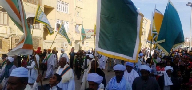 الصوفية يحملون الأعلام الملونة احتفالا بالمولد النبوي الشريف في أسوان
