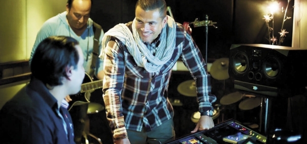 عمرو دياب أثناء تسجيل الألبوم