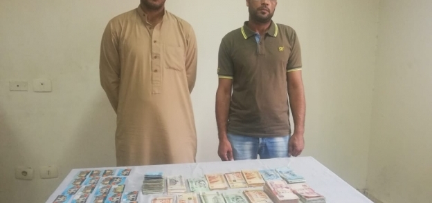 صور مواطنين متهمين بالاتجار في العملة الليبية خارج السوق المصرفية بالفيوم