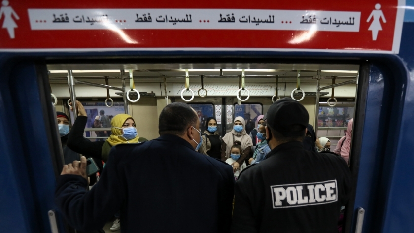 إجراءات صارمة لمنع دخول أى راكب مترو الأنفاق دون ارتداء الكمامات الطبية