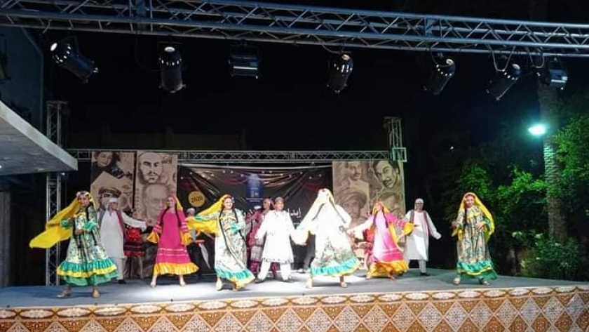 فرقة الأنفوشى للفنون الشعبية خلال عرضها بمسرح ثقافة مطروح