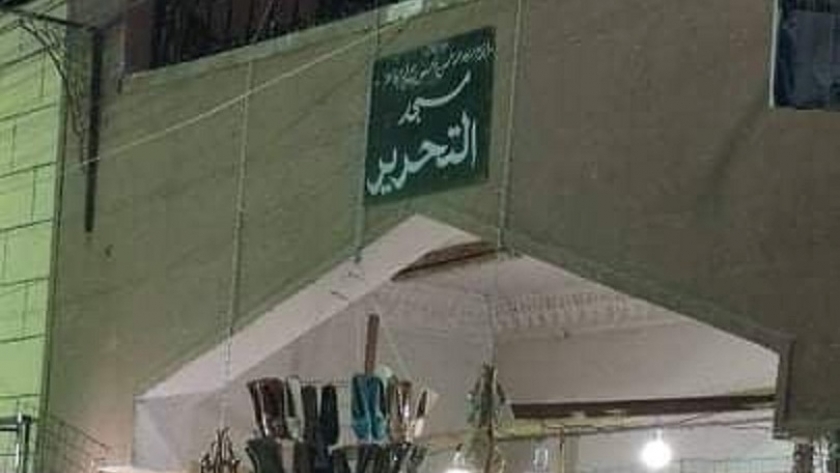 في آخر أيام رمضان.. باب مسجد يتحول لشادر بيع أحذية بالفيوم (صور)