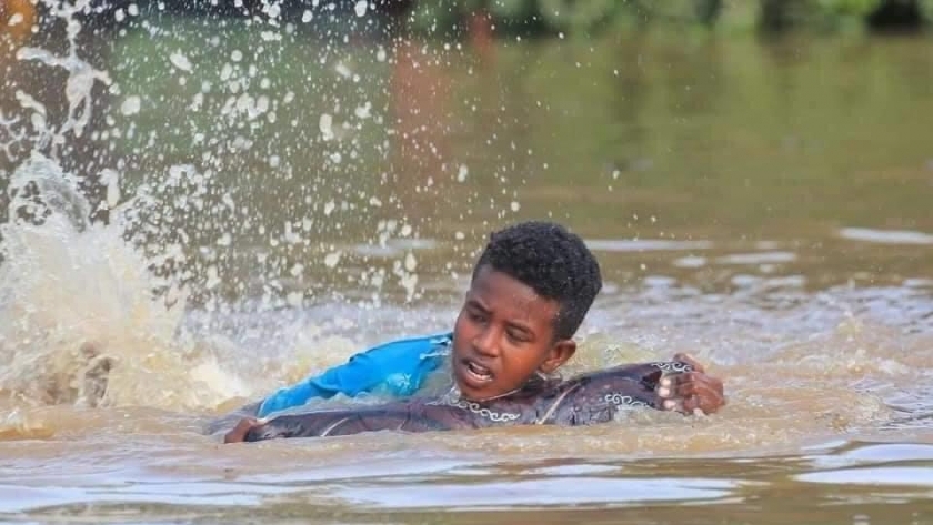 طفل سوداني يحاول النجاة من الفيضانات