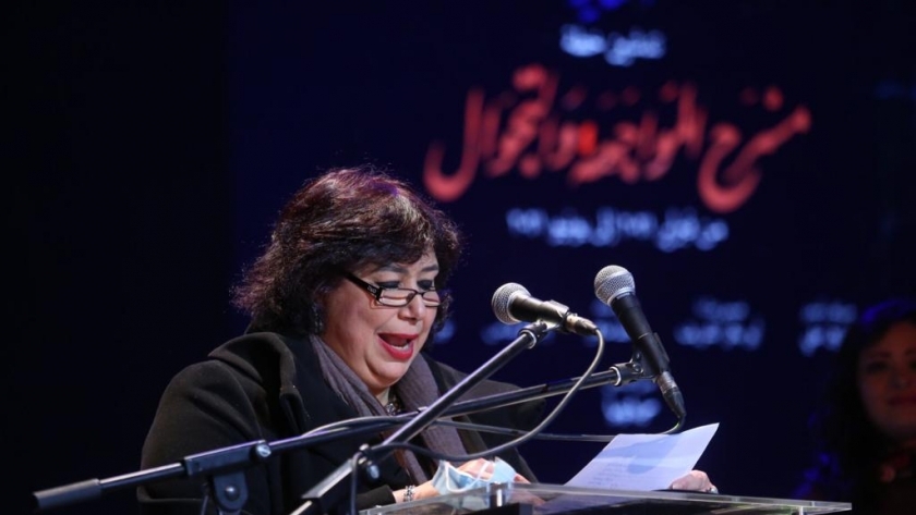 وزيرة الثقافة تكرم فريق مسرح «المواجهة والتجوال»: حلم تحول إلى حقيقة
