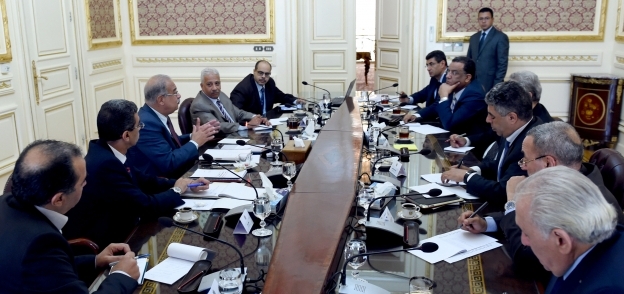 رئيس الوزراء خلال لقائه مع رؤساء تحرير الصحف اليومية