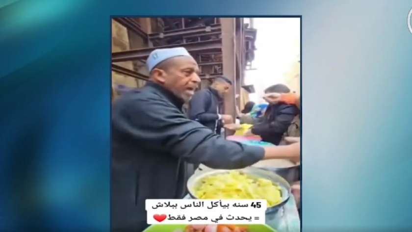 عم الحاج إبراهيم أثناء توزيعه للوجبات