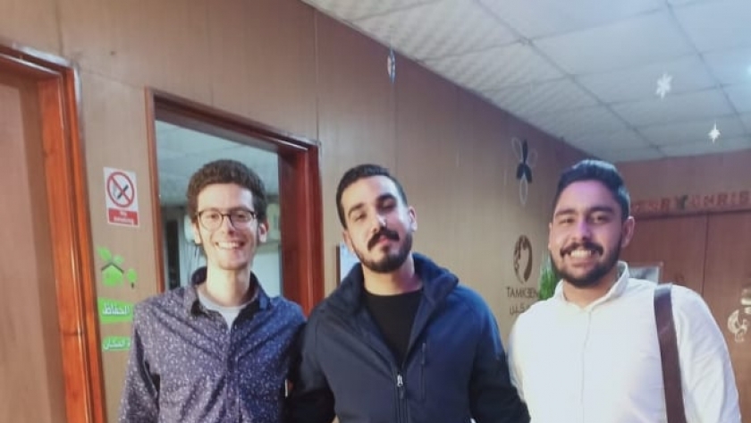 أحمد منسي مع أصدقاءه بعد تعافيه من الإدمان