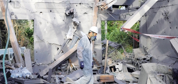 آثار سقوط صاروخ على قرية مشميريت شمال «تل أبيب» «أ.ف.ب»