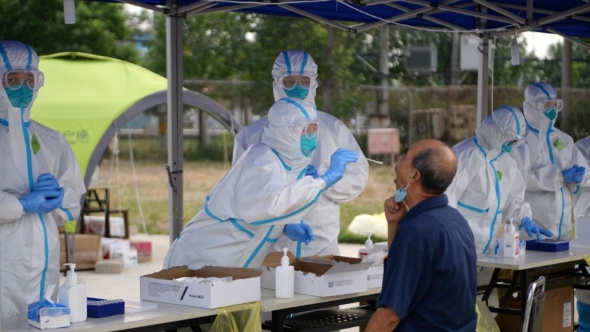 أطباء صينيون يجرون اختبارات الكشف عن فيروس كورونا على سكان «بكين»