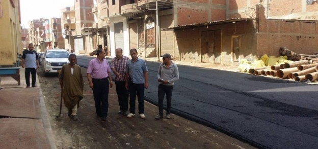 رئيس مدينة دسوق يتفقد رصف شوارع مساكن الصفا