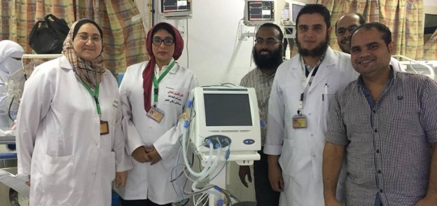 شيرين حمدي وأطباء المستشفى مع الجهاز