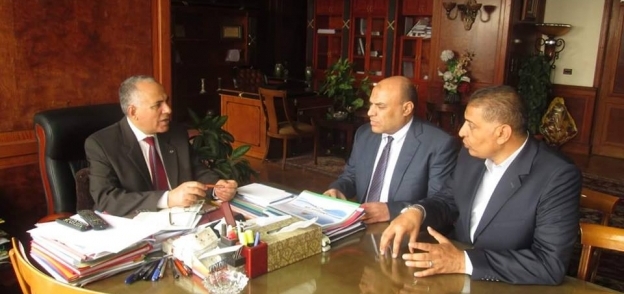 وزير الرى خلال اجتماع سابق مع رئيس حماية النيل ورئيس مصلحة الرى