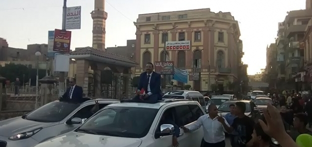 بالصور| برلماني يقود مسيرة بالسيارات لتأييد السيسي في شوارع بني سويف