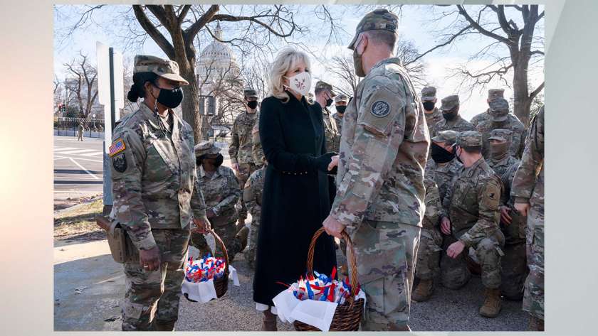 الحرس الوطني الأمريكي مع السيدة الأولى جيل بايدن