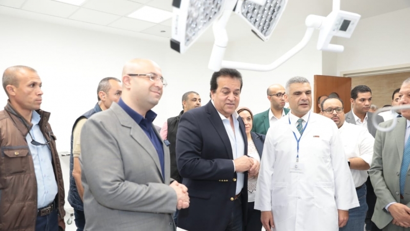 وزير الصحة يبحث الإجراءات اللازمة لدخول مستشفى «شرق النيل» الخدمة ببني سويف