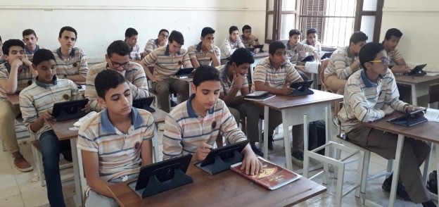 صورة طلاب الصف الأول الثانوي يؤدون امتحان الأحياء إليكترونيا