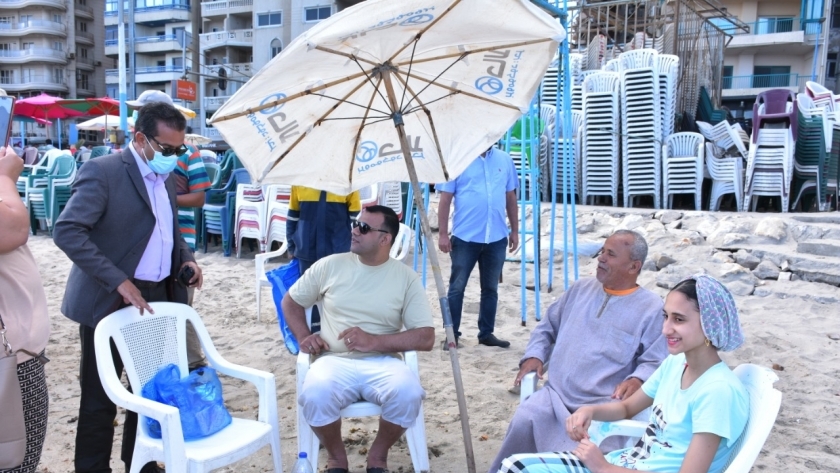 اللحظات الأولى لعودة المواطنين إلى شواطئ الإسكندرية