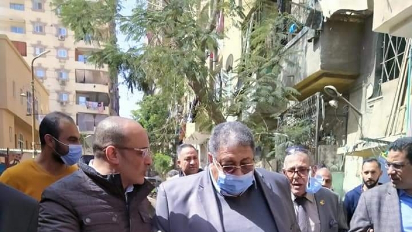 رئيس شركة الصرف الصحى بالقاهرة أثناء جولته لتفقد المشروعات بالزاويه الحمراء